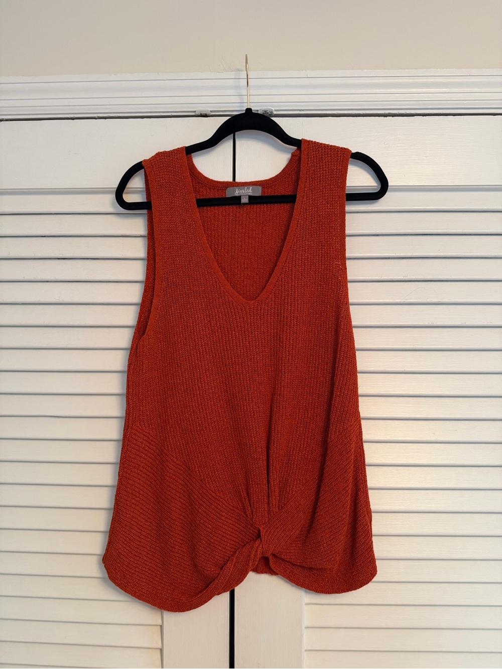 Twist-Hem Knit V-Neck Tank in Rust